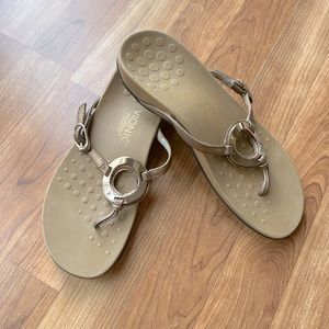 Vionic Sandals Gold Size 9